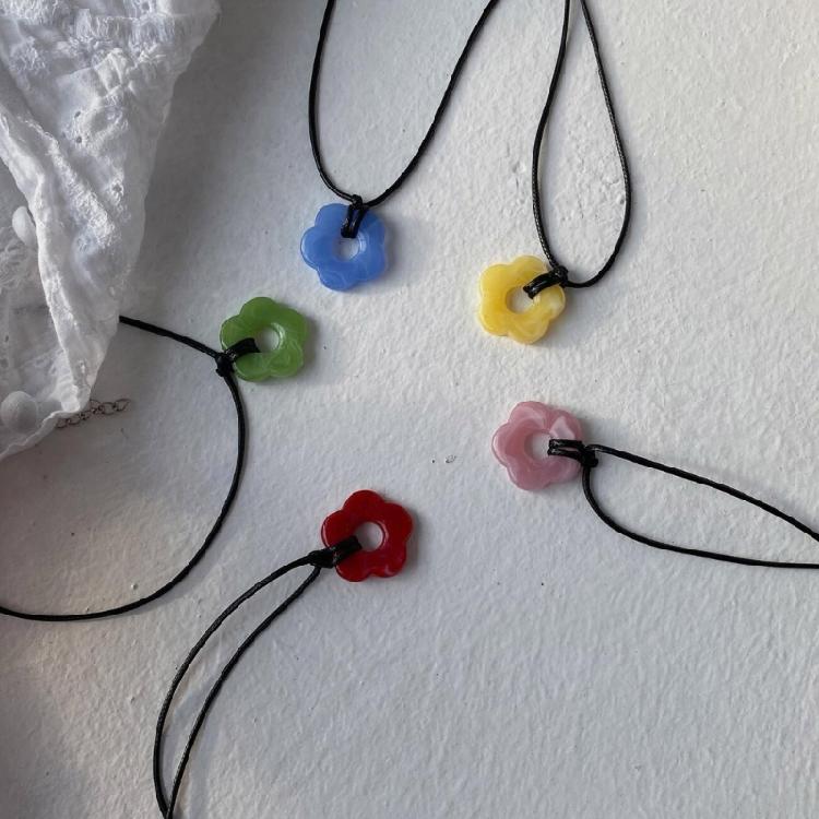 Acrylic Material Flower Neck Jewelry Pendant Choker Suitable for Any Occasion