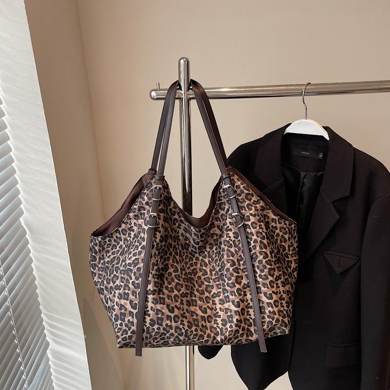 

Large capacity retro shoulder bag women s new fashion leopard print tote bag lazy style commuter bag