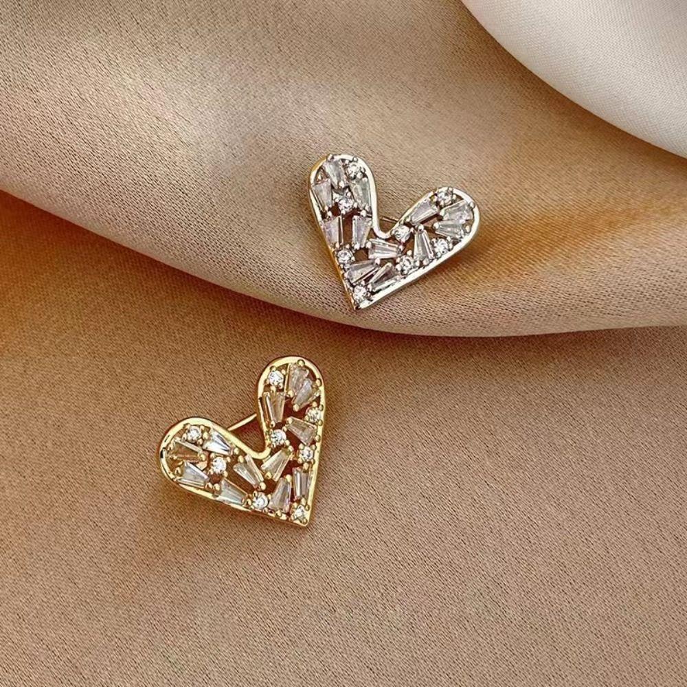 Shiny Rhinestone Pin Korean Style Hollow Heart Breastpin Lapel Heart Brooch  Party