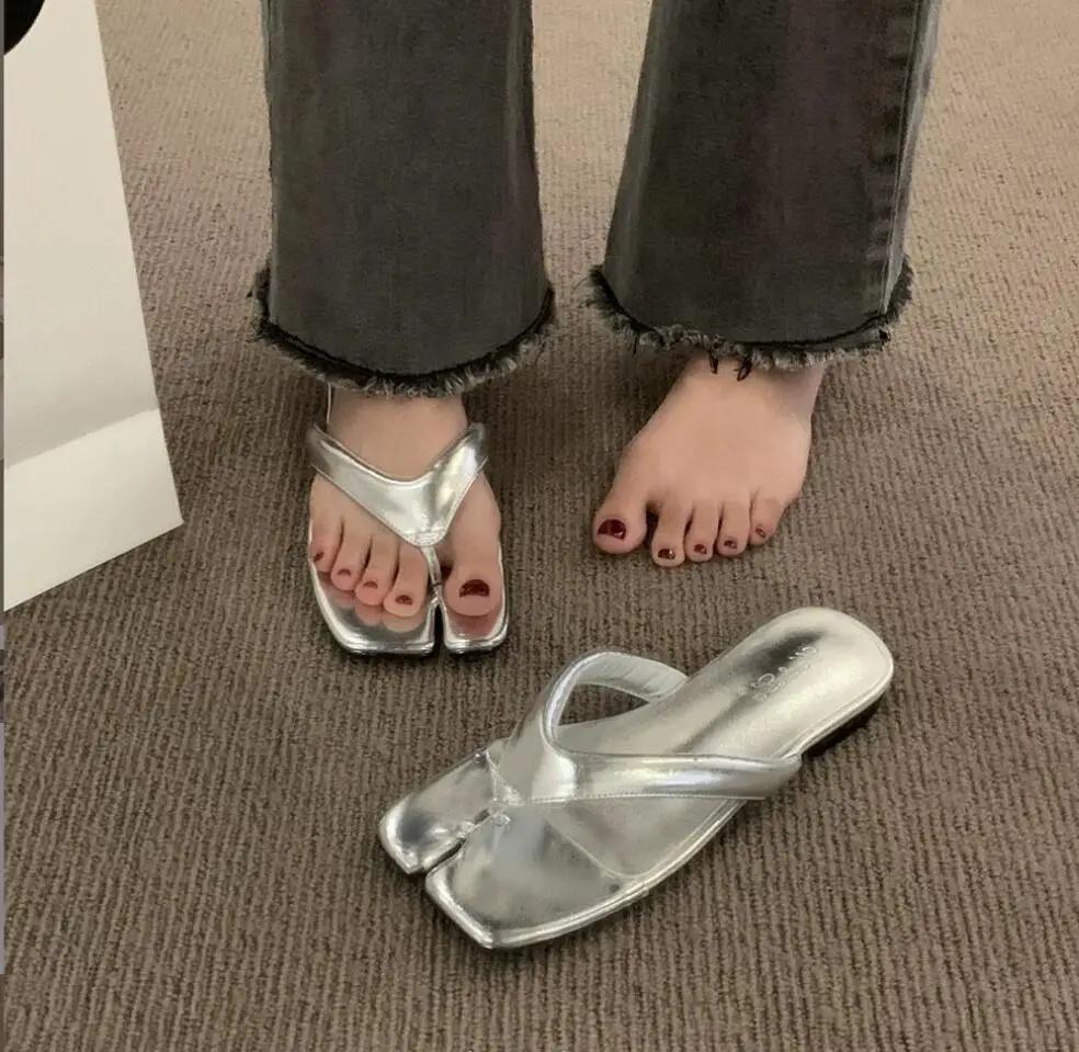 

Модные таби ниндзя обувь женская удобная обувь на плоской подошве с раздельным носком тапочки мягкая подошва слипоны пляжные шлепанцы женские летние праздничные повседневные туфли 39 серебряный