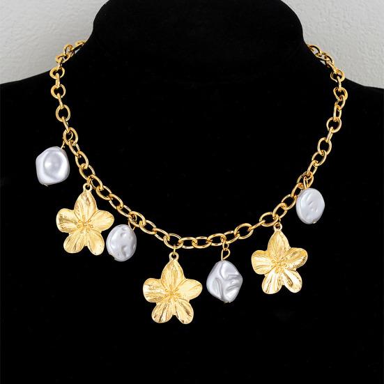 Baroque Faux Pearl Statement Necklace with Vintage Flower Pendant Irregular Natural Pearl Pearl Chain for Women Elegant Alloy Jewelry for Party Daily