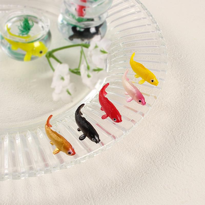 Miniatur-PVC-Koi-Goldfisch-Ornament für Spielhäuser & Dioramen