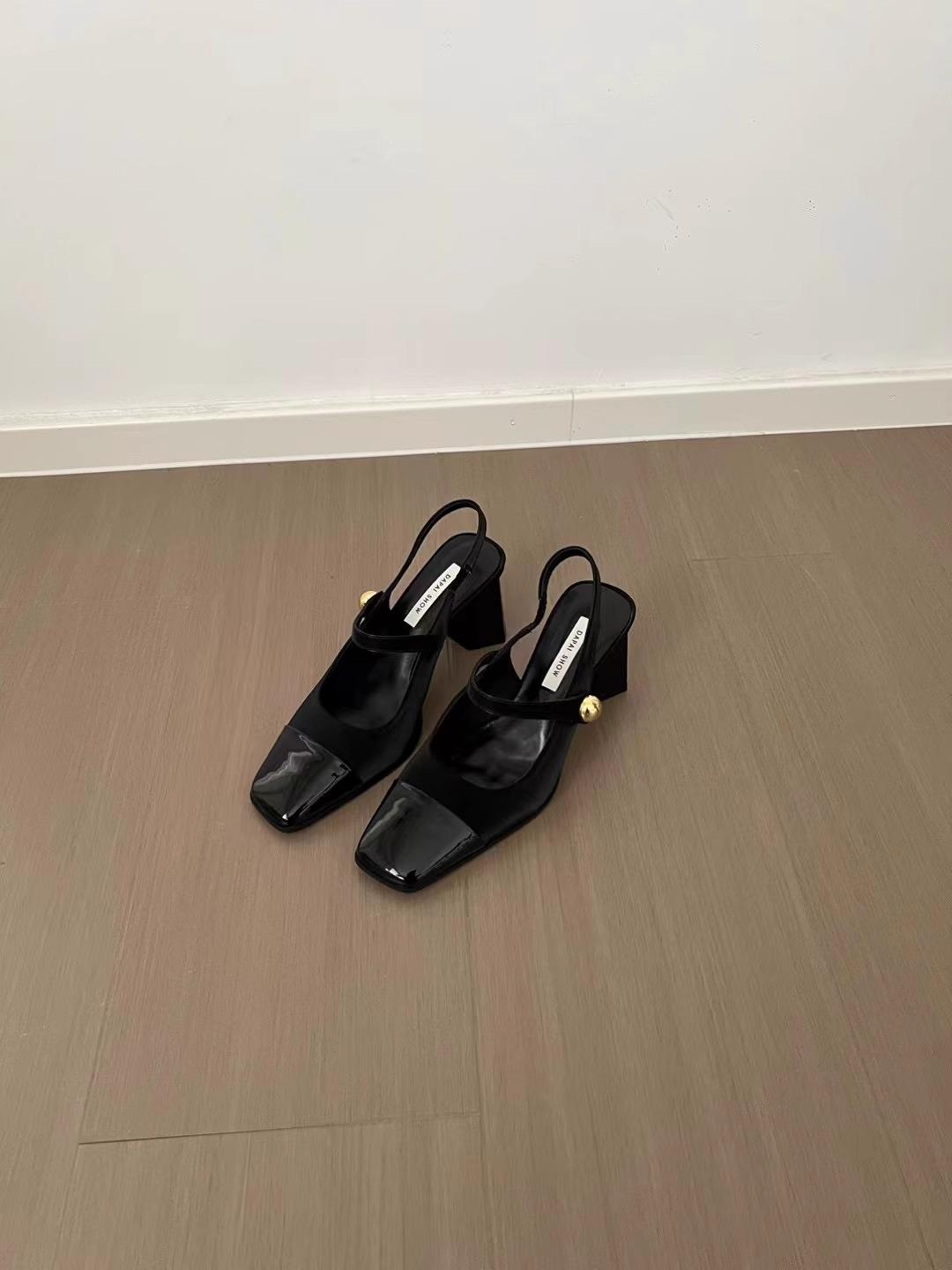 

Korean one-pedal one-word buckle single shoes 2025 new retro square head French rear empty high-heeled temperament sandals 42 чёрный