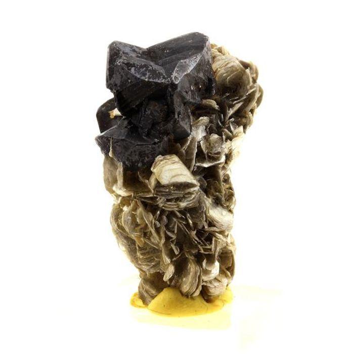 Pierres et Minéraux. Cassiterite, Muscovite. 87.5 ct. Pingwu beryl mine, Mianyang, Sichuan, Chine.