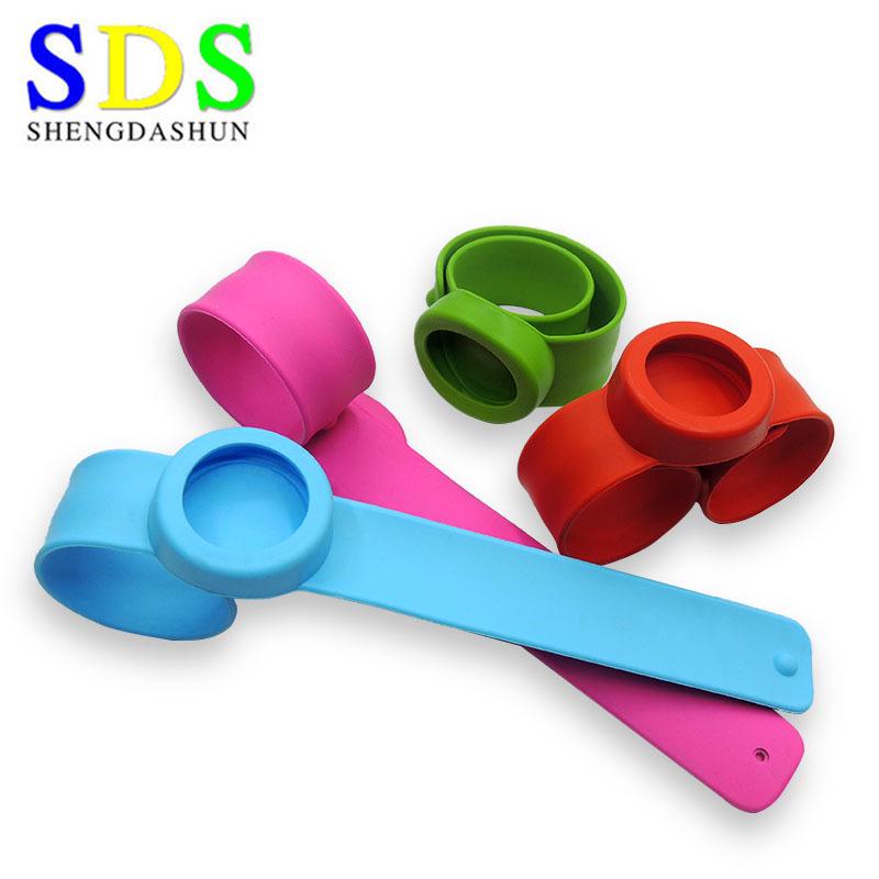 

Детские силиконовые часы-слэп с кварцевым механизмом и автоматическим скручивающимся браслетом Plum Red