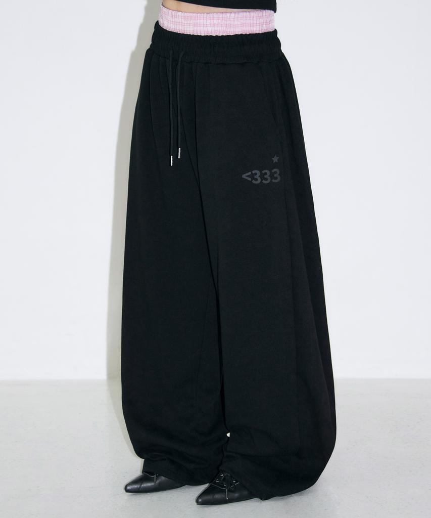Seulliggeullou Love Emoji Check Layered Sweatpants [Black]