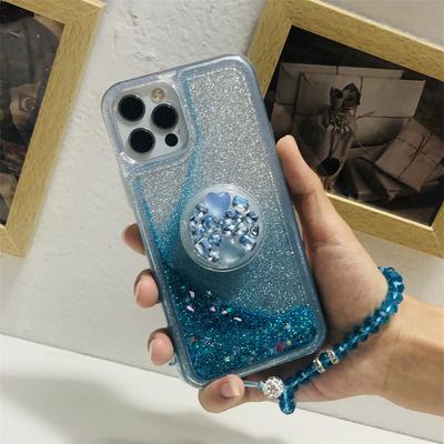 Funda Apple 15 Promax Arena Movediza Suave con Pedrería de Amor y Soporte Anticaídas - Diseño de Lujo para Protección Dinámica.