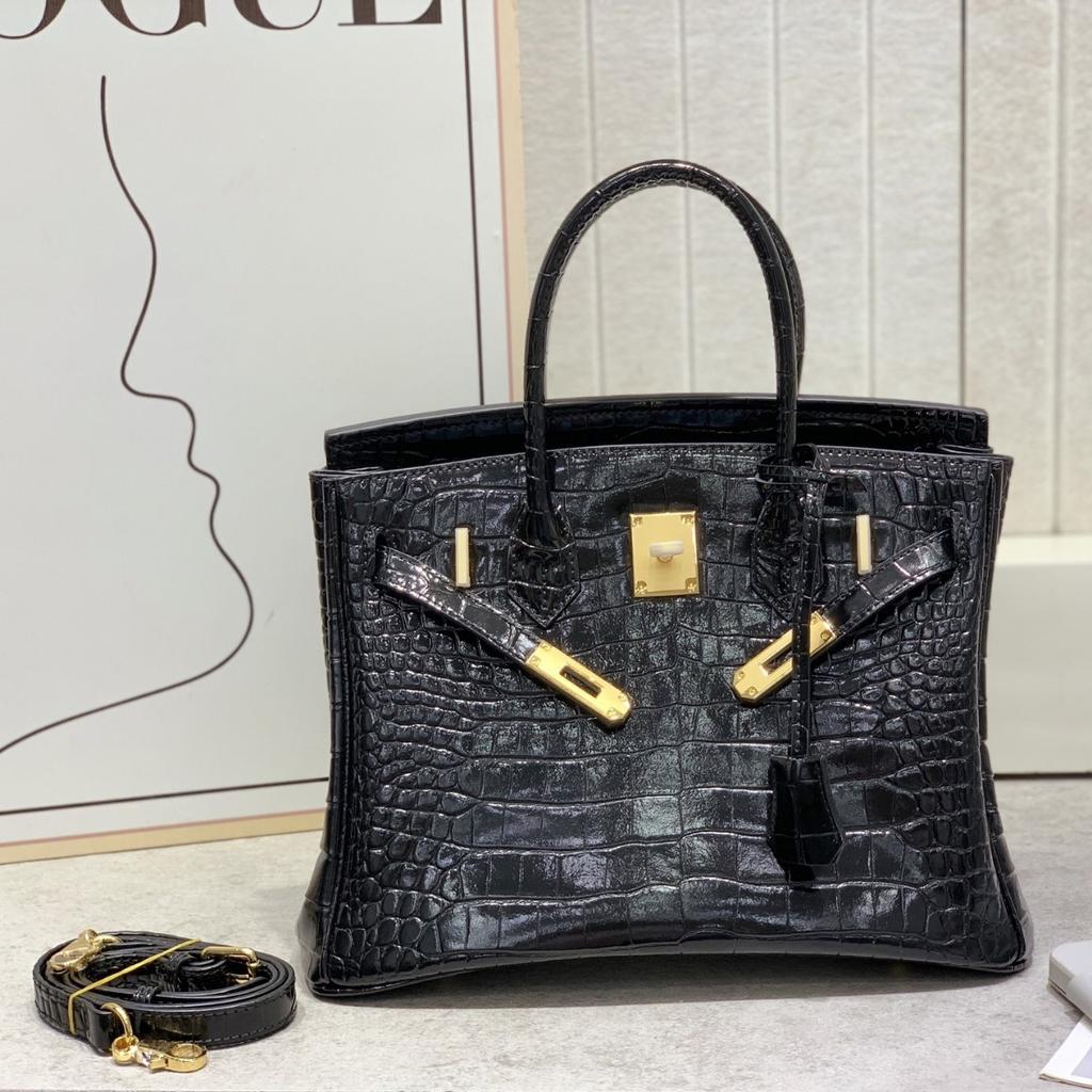 Borsa a tracolla da donna in pelle di vacchetta pressata effetto coccodrillo verniciata platino con tracolle per pendolari di grande capacità fonte
