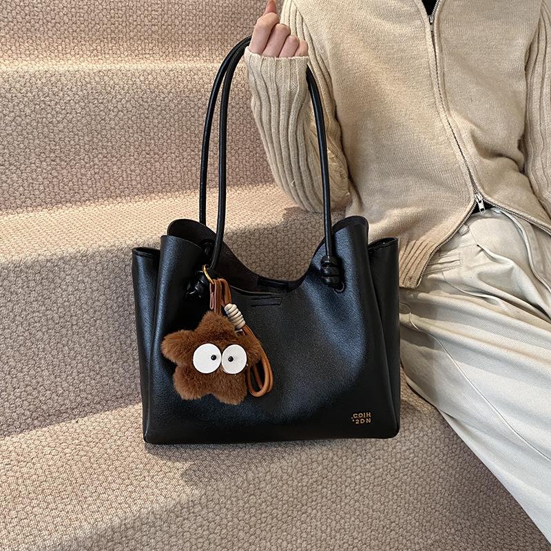 

Niche design winter new simple premium large capacity retro shoulder bag