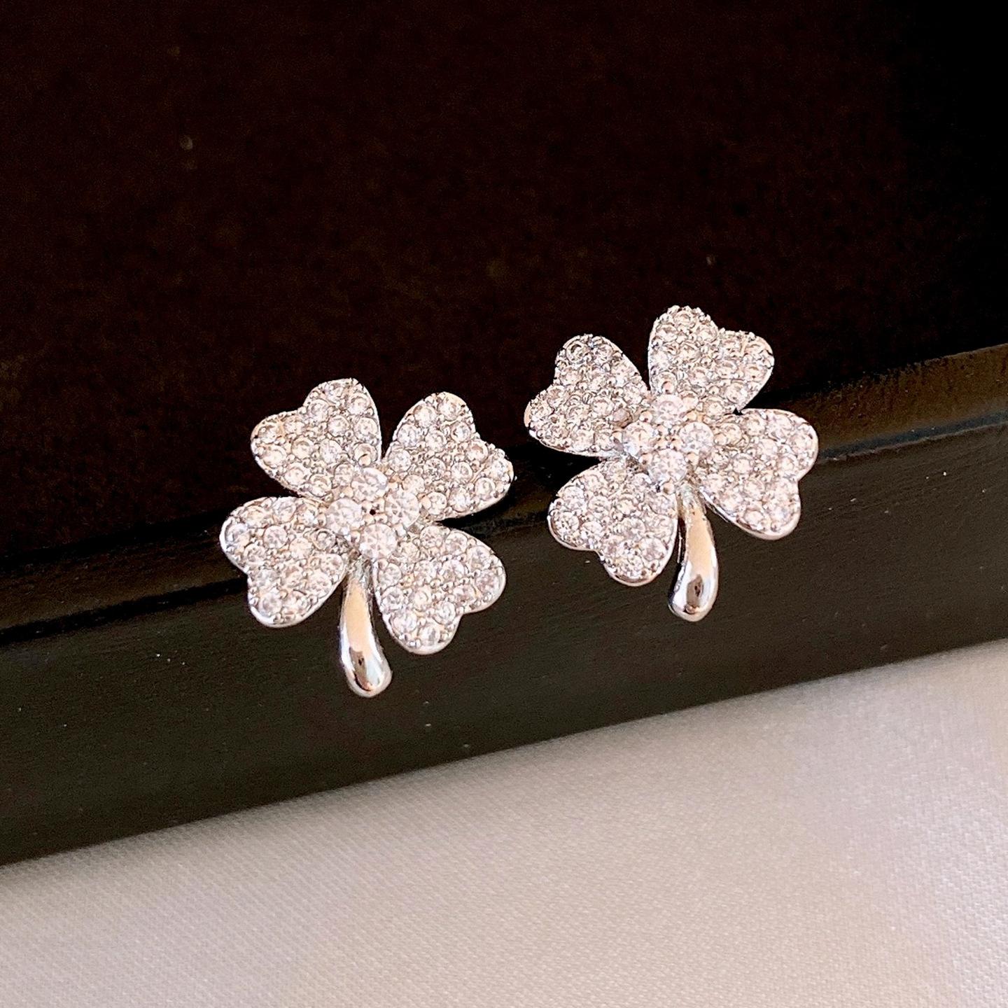 

Korean simple zircon flower earrings, stud earrings, fashionable and exquisite earrings.