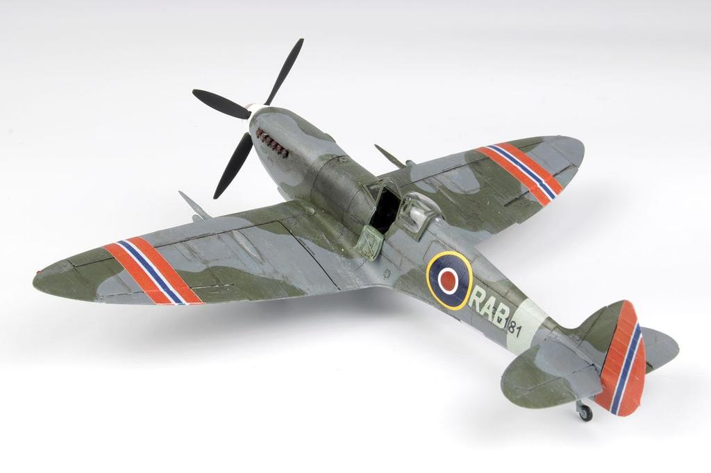 PLATZ 1/72 WWII British Spitfire Mk. IXC Plastic Model Kit with Photo-Etched Parts (AE-30)