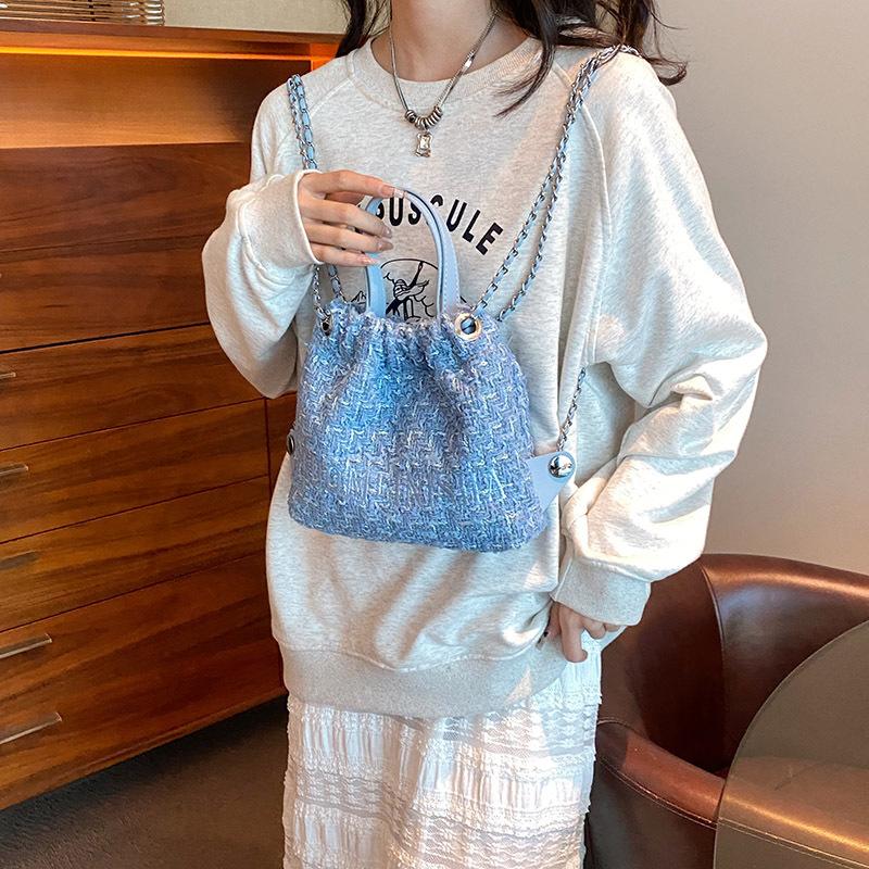 New small bag, portable texture bucket bag, fashionable weaving 2025 backpack, chain bag, women's woolen goods.