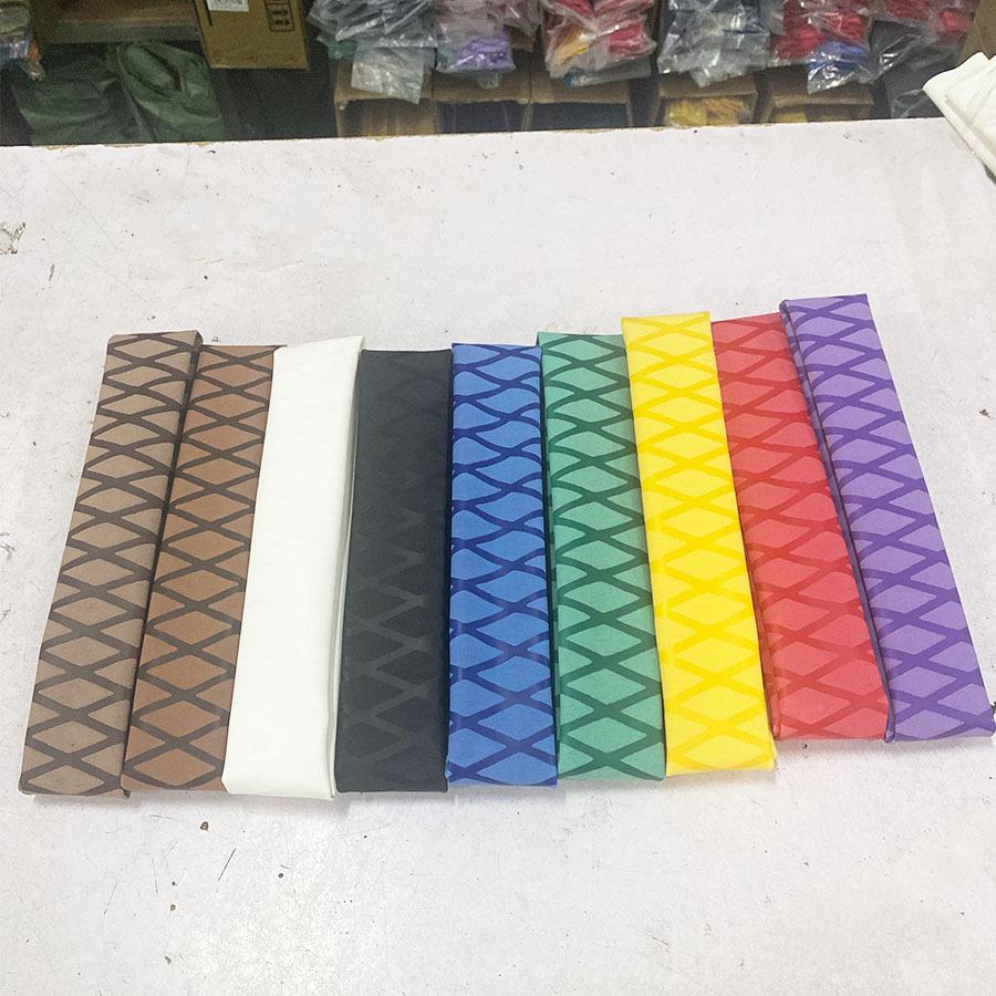 Žlutá protiskluzová smršťovací bužírka pro badmintonové rakety a barevné černé smršťovací návleky pro rybářské pruty.