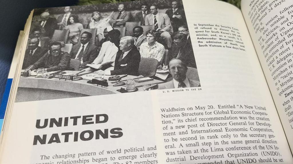 [USED] "1976 (Showa 51) Encyclopedia" English version