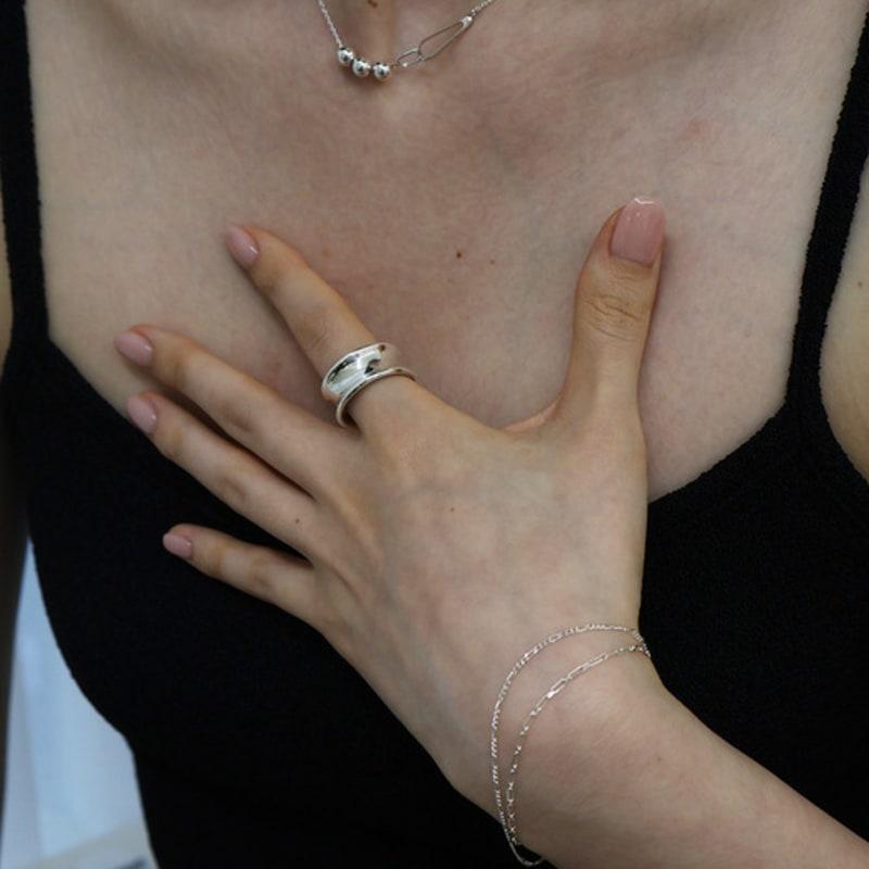 Monde Ligne Classy cushion ring