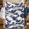 1 Stück blau-weiß gestreifte Flanelldecke mit Wellenmotiv, weich, geeignet für Sofa, Bett, Büro, ganzjährige Nutzung.