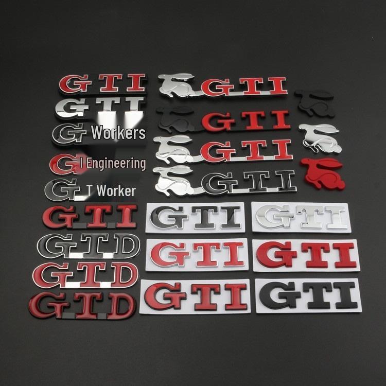Kompatibilis Volkswagen POLO, Golf és GTI emblémákkal, hűtőrács logókkal, nyuszi matricákkal és egyedi csomagtérajtó jelvény dekorációkkal.