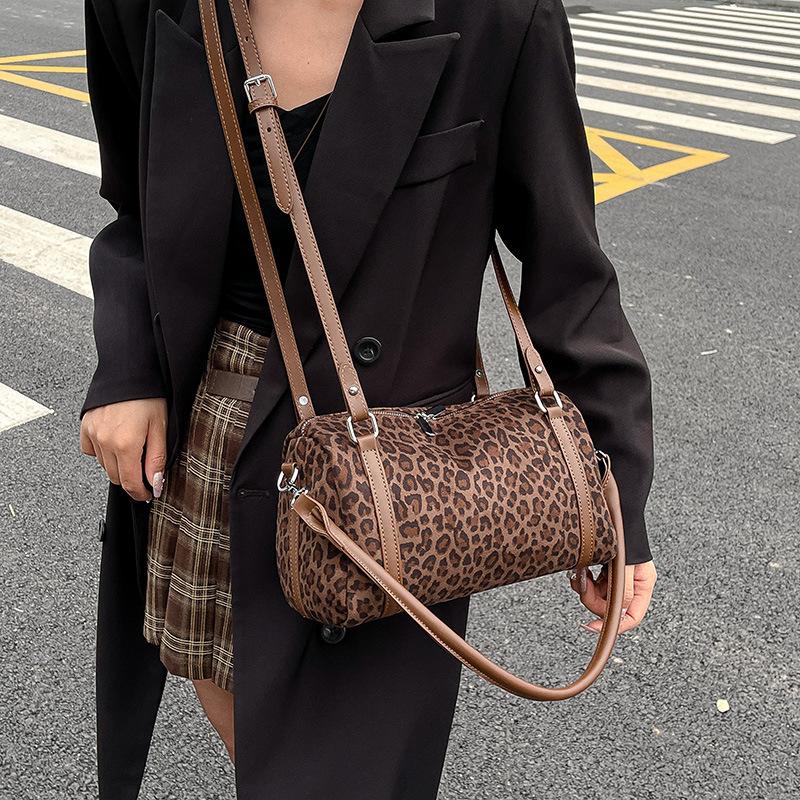 Versatile Single-shoulder Bag with Large Capacity, Retro Commuter Crossbody Bag