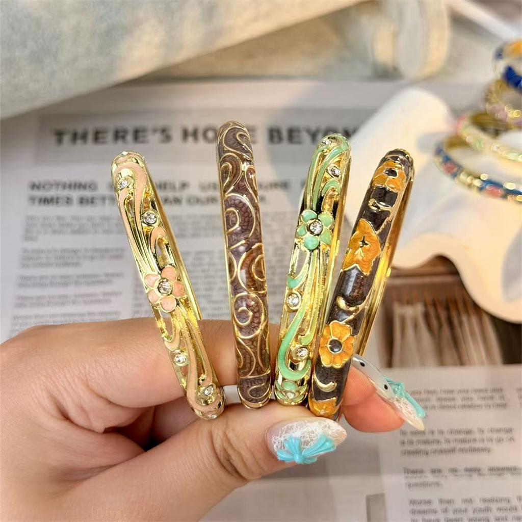 Vintage Enamel Flower Rhinestone Bangle Bracelet Women Alloy Oil Drip Floral Cuff Bracelet Boho Party Jewelry Gift