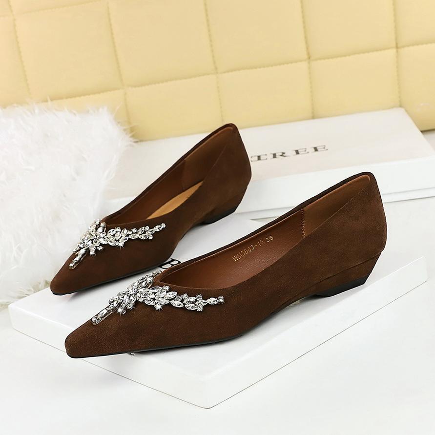 

Модная одинарная обувь в ретро-стиле с украшением цепочкой из стразов, замшевый клиновидный каблук с острым носком и неглубоким вырезом, универсальная женская обувь на низком каблуке 37 темно-коричневого