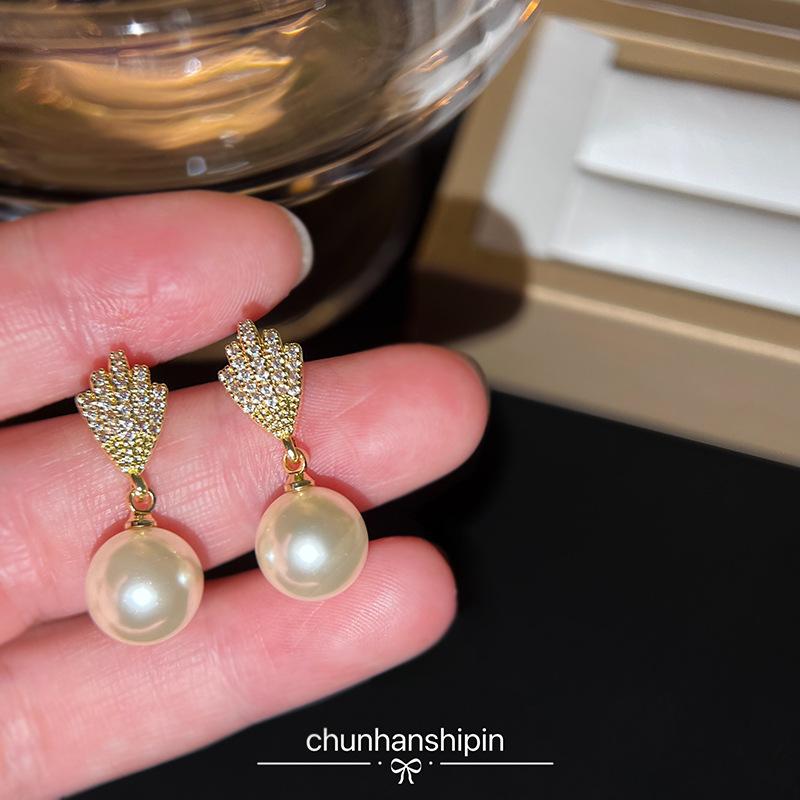 

No pierced earclips~ Small exquisite Korean micro-inlaid zircon leaves pearl earrings women s simple and versatile fashion stud earrings