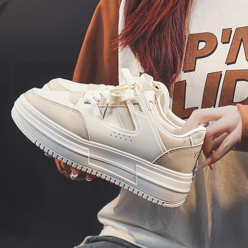 

Маленькие белые туфли, женские весенние новые женские туфли 2024, удлиняющие кроссовки на толстой подошве 40