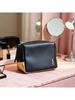 YSL Damen Make-up-Tasche mittelgroß, matt schwarz, mit goldenen Akzenten verziert.