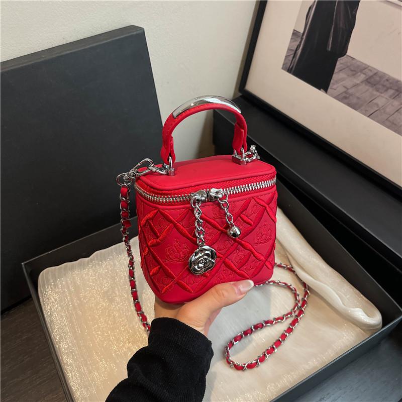 

Новый нишевый дизайн тяжелая промышленность вышивка серебряный шар маленькая косметичка портативная на плечо мессенджер женская сумка красный