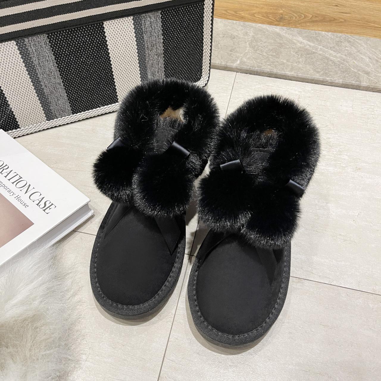 

Hairball snow boots women s 2025 winter new cotton shoes fashion Korean version platform Internet celebrity plush thickened fluffy short boots 35