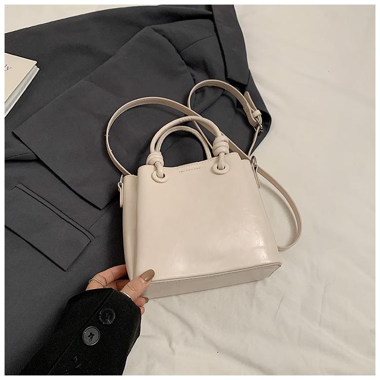 

Ручная простая сумка-ведро женская дорожная сумка через плечо новая модная модная сумка-мессенджер трендовая