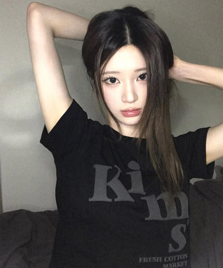 Kimseupeulesikoteunmakes (Unisex) Messy Alpha Logo Tee Black