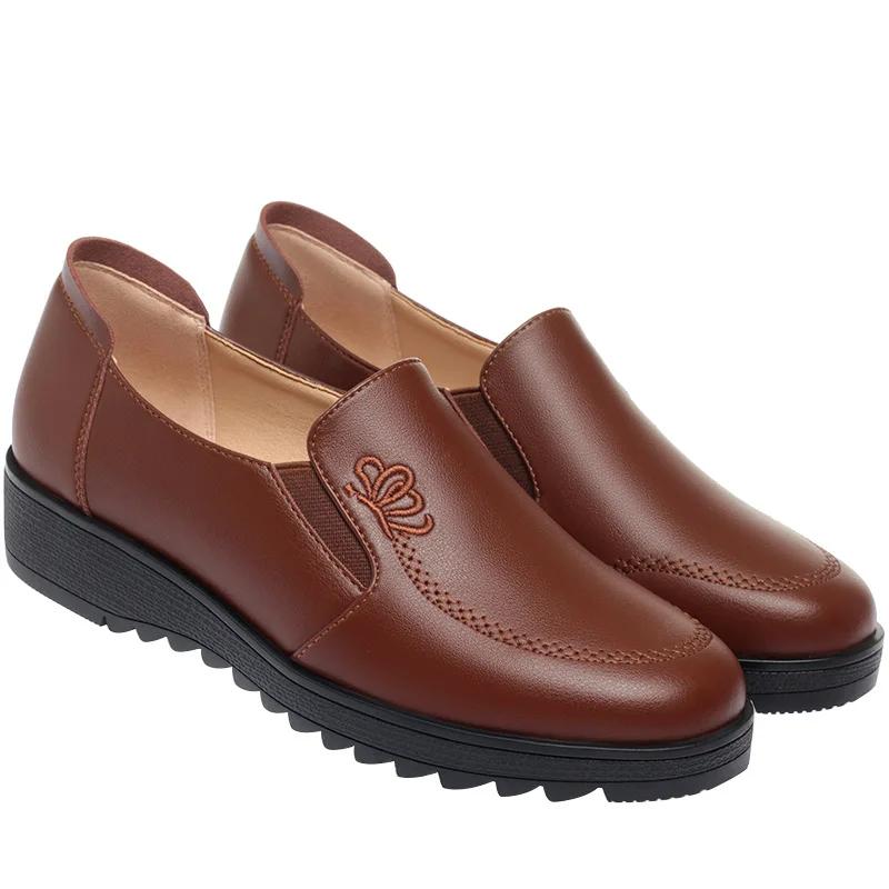Mother's Shoes Soft Leather Bottom Embroidered Leather Shoes Middle-aged2025 Elderly Deep Mouth Single Comfortable Women's Shoes