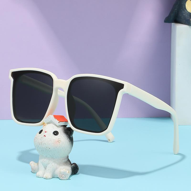 Kids Trendy Polarized Sunglasses with UV Protection – Fashionable and Cool for Boys and Girls