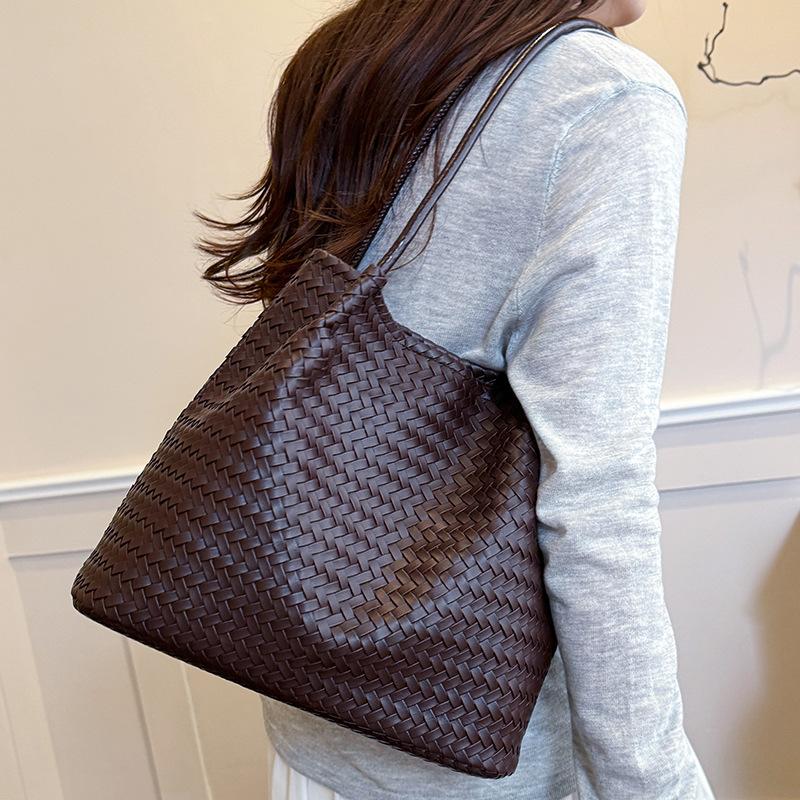 Fashionable, Niche, Unique Underarm Bag, Hand-held Woven Bag, Trendy and Simple Crossbody Tote Bag