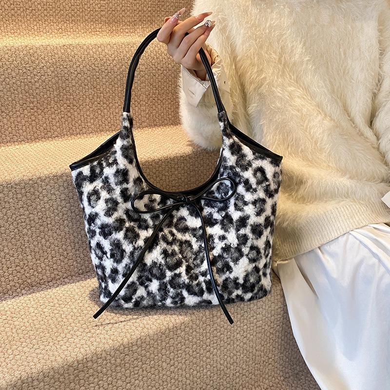 Premium Sense Versatile Shoulder Bag Large Capacity Commuter Bag Winter Popular Leopard Print Tray Extra Large Bag Women's New Model