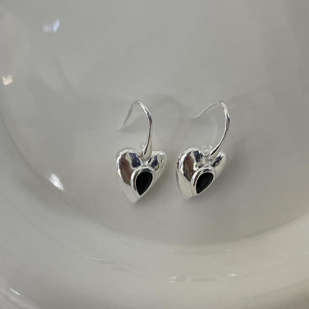 Su Chuang S925 Sterling Silver Black Agate Heart Earrings for Women - Light Luxury Peach Heart Hook Design.