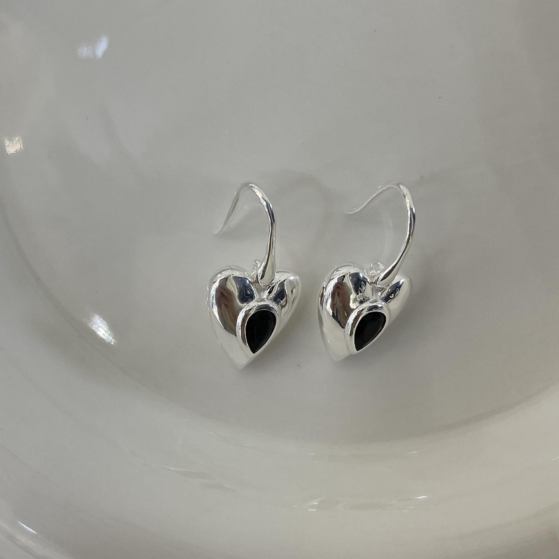 Su Chuang S925 Sterling Silver Black Agate Heart Earrings for Women - Light Luxury Peach Heart Hook Design. 925 Silver
