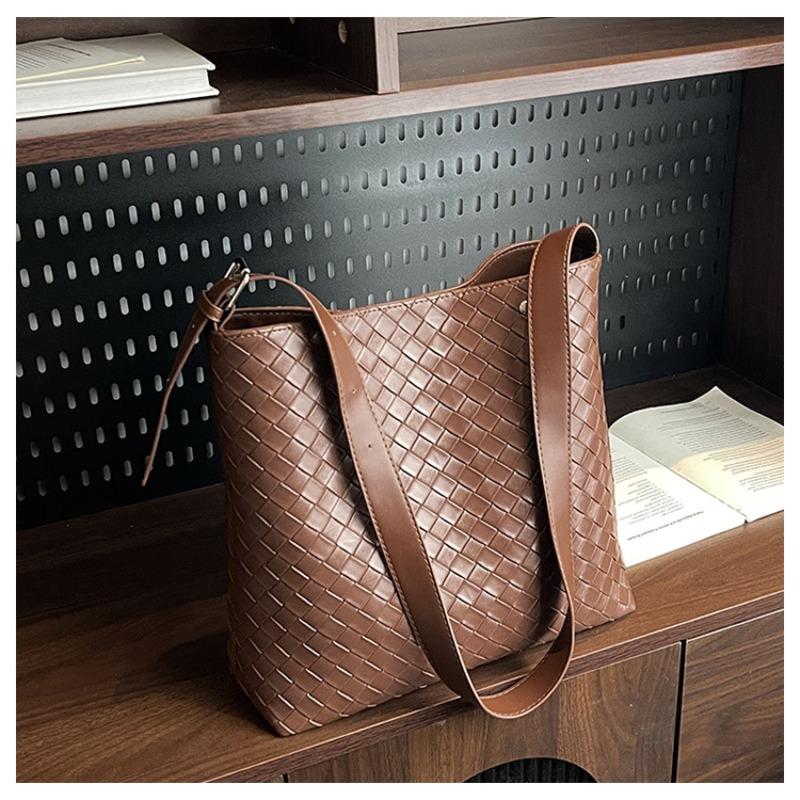 Woven Bag Women's Large-capacity New Autumn and Winter Casual Shoulder Messenger Bag Popular Bucket Bag