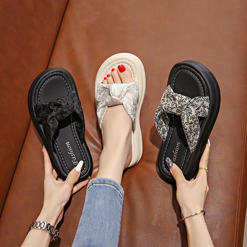 Chinese style slippers women's summer wear 2025 new casual beach sandals fashionable versatile thick-soled one-word sandals