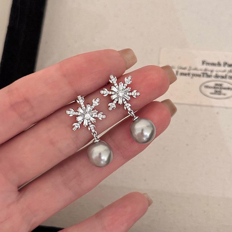 Zircon Snowflake Pearl Earrings: Elegant, Delicate Design with a Luxurious Touch