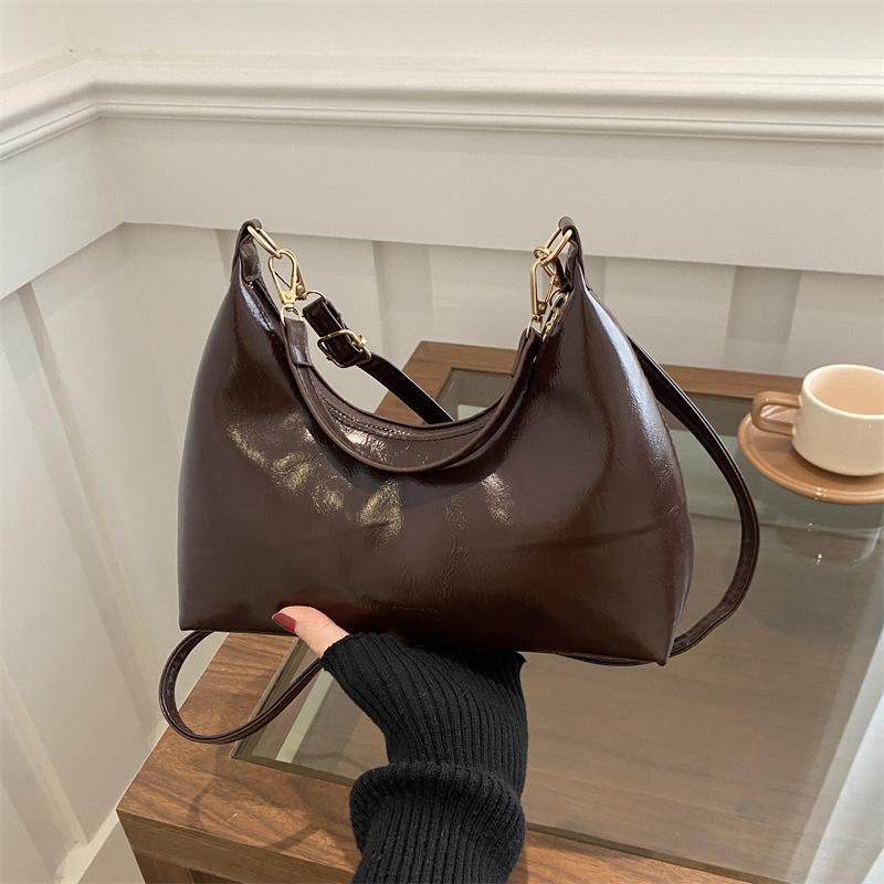 

French niche crescent bag oil wax leather versatile small bag women s 2025 new retro design shoulder messenger bag