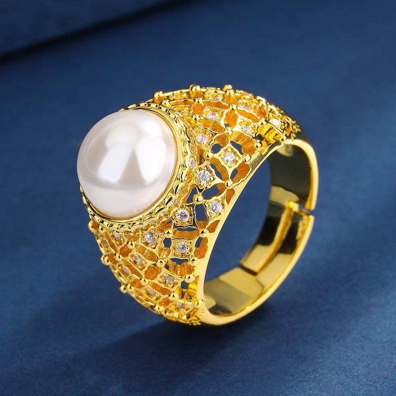 

Ювелирные изделия Медное основание Позолоченная бусина Светлое золото Белый жемчуг Ретро Ажурное кольцо с бриллиантом 10 мм