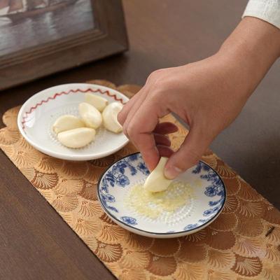 Piatto Grattugia in Ceramica Bianca e Blu per Zenzero e Aglio