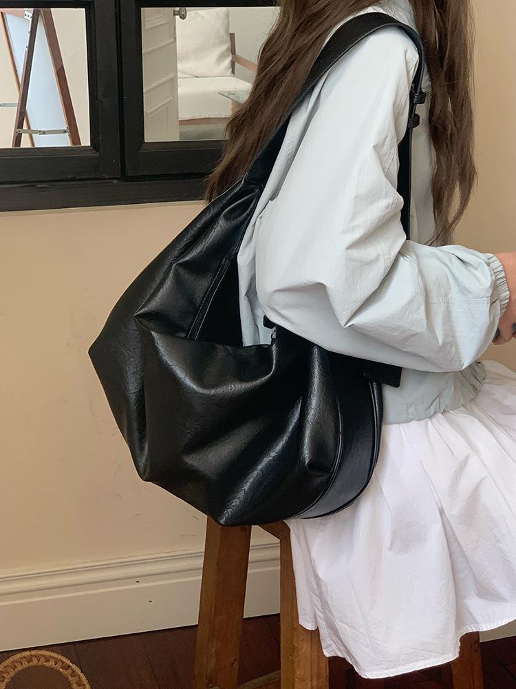 Japanese-Style Large Capacity Soft Leather Croissant Crossbody Bag for Women - High-End Autumn/Winter 2026 Shoulder Tote