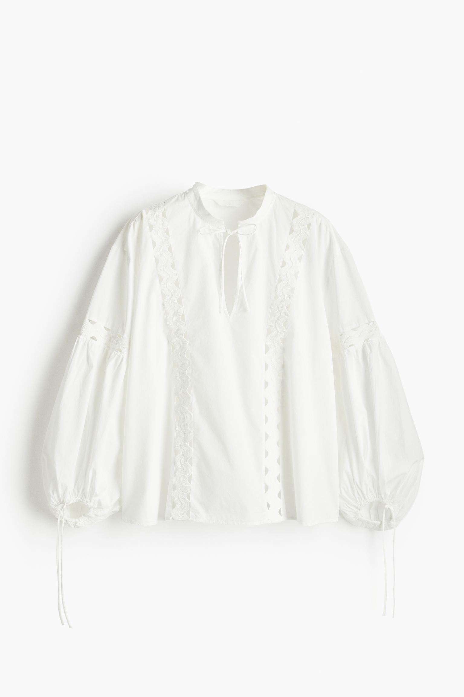 

Блузка с вышивкой