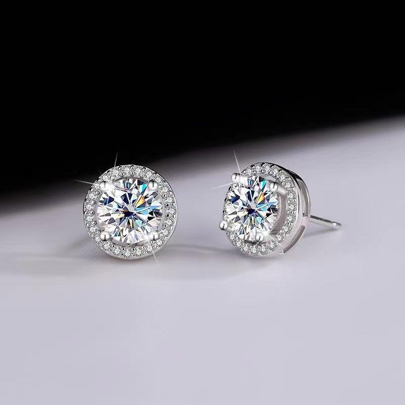 Silver Plated 925 Moissanite Stud Earrings 1 Carat Four-Prong Round Bezel Zircon Ear Jewelry Minimalist Versatile for Women Part