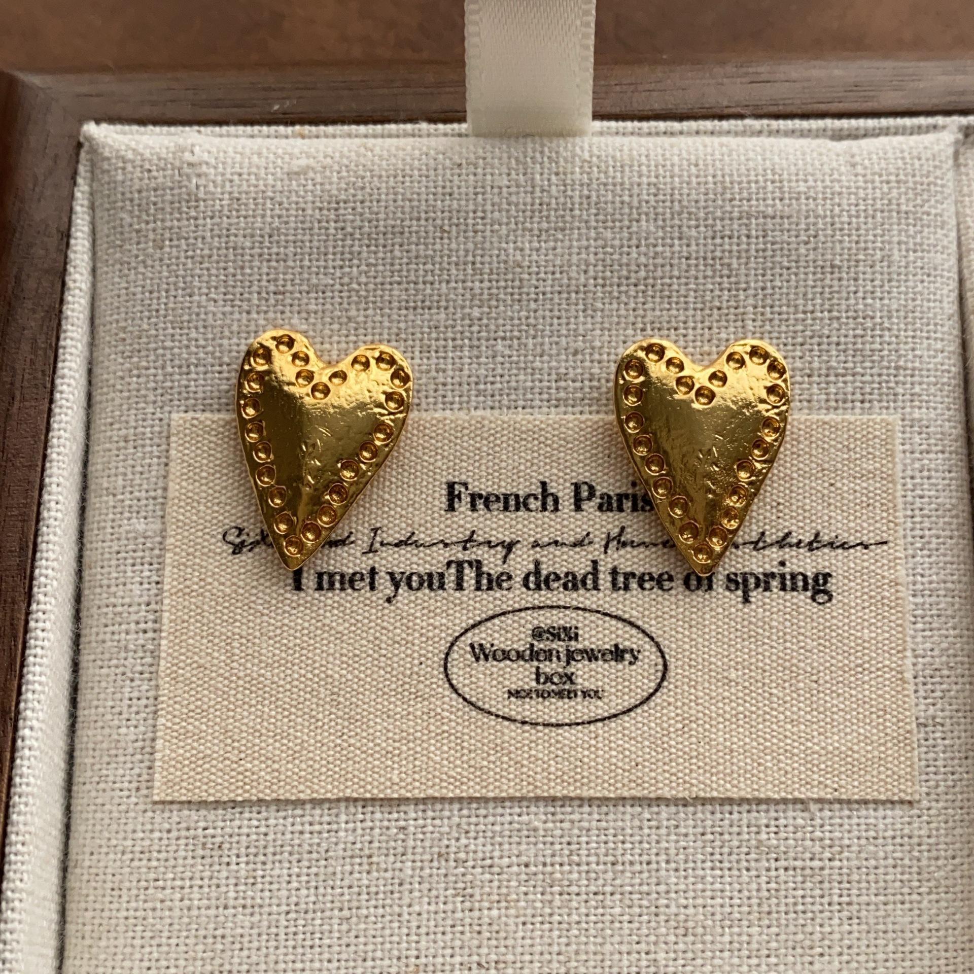

Ancient three-dimensional retro texture love stud earrings unique hammer earrings simple and cold earrings