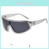 Zonnebril met groot cat-eye montuur en bescherming voor buitensporten en een modieuze look.