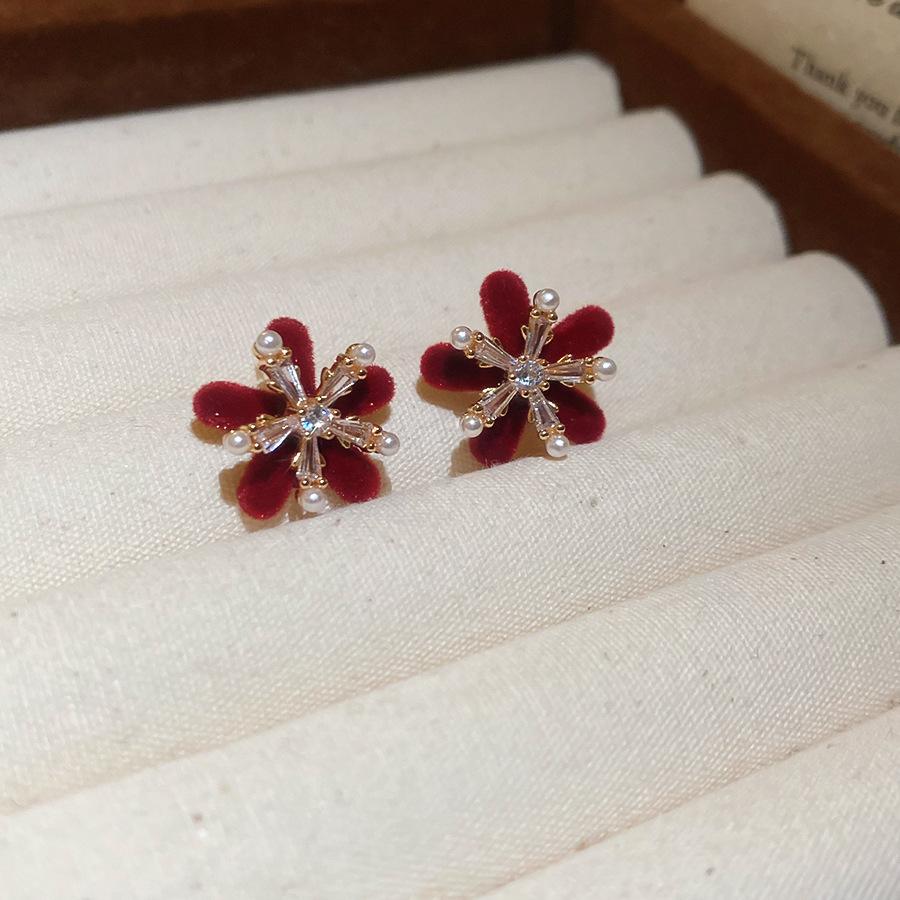 Flocking flower pearl stud earrings exquisite elegance light luxury earrings design sense niche earrings
