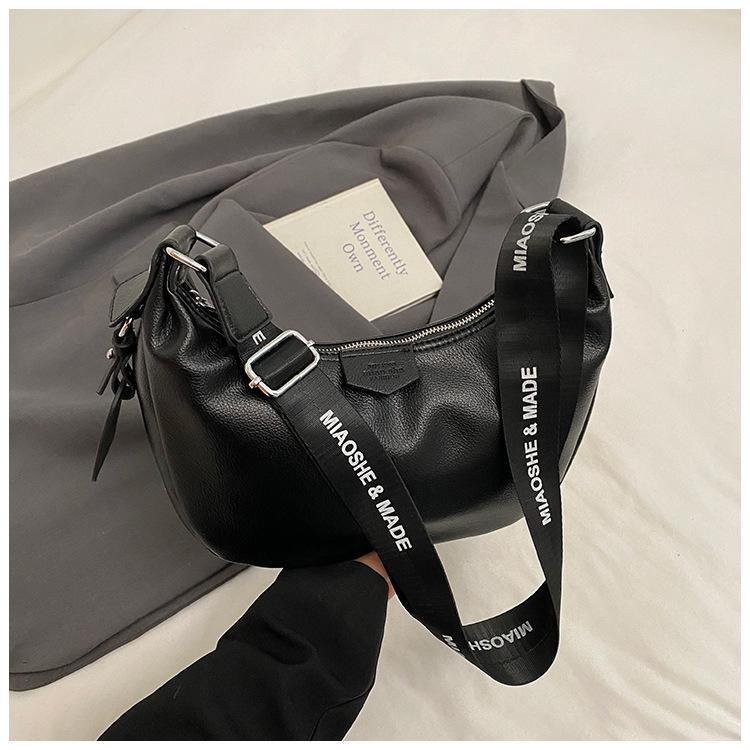 

Ethnic style messenger bag, armpit bag, crescent moon bag, dumpling bag, large capacity Japanese and Korean version 2025 new leisure bag